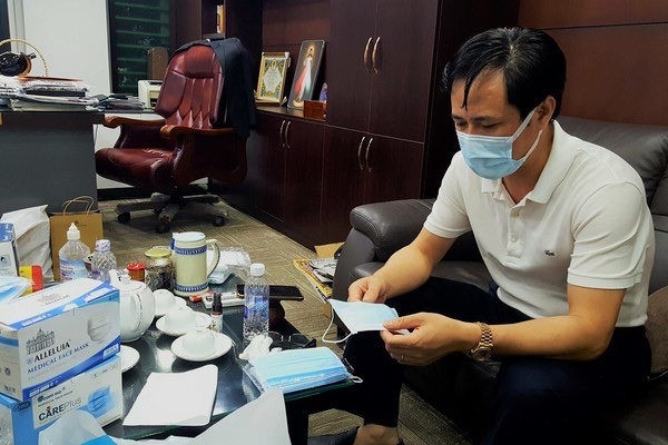 Tổng Giám đốc Công ty Du lịch Việt Trần Văn Long đang kiểm tra sản phẩm khẩu trang y tế